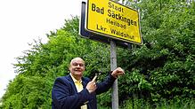 UBL-Stadtrat Hartmut Fricke am Bad Säckinger Ortsschild hinter dem Grenzübergang zur Schweiz. Man müsse in den kommenden fünf Jahren ...