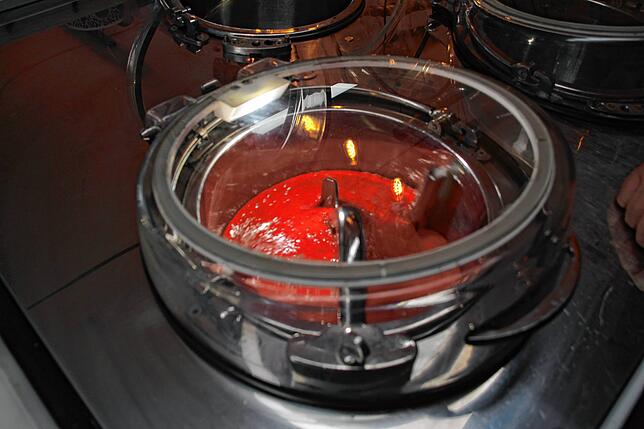 Das Himbeereis wird in nur 15 Minuten in der Eismaschine bei bestimmten Temperaturen gedreht und kann danach gleich verzehrt werden.