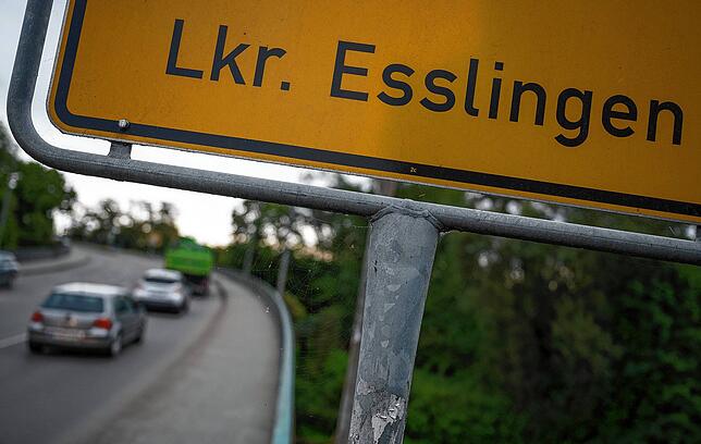Autos fahren hinter einem Schild des Landkreises Esslingen vorbei. Der Kreis ist die erste Region im Südwesten, die den kritischen Wert ...