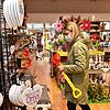 Einkaufen, so wie auf diesem Foto im Haushalts- und Spielwarengeschäft Thedy in der Innenstadt, ist in Donaueschingen aktuell nur mit ...