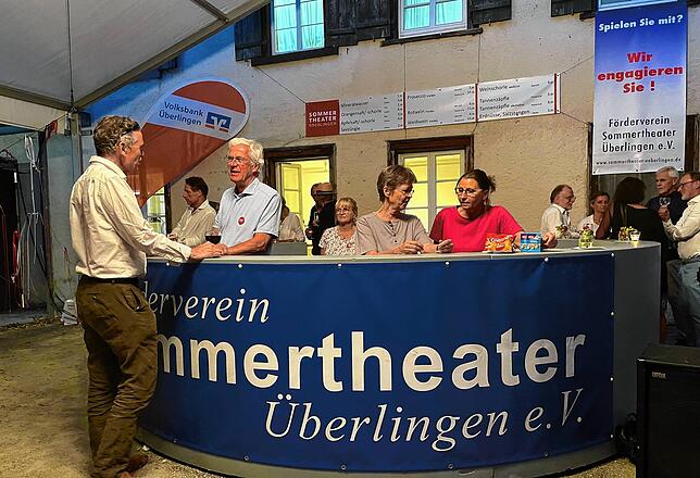 „Herrliche Zusammenarbeit“: Der Förderverein des Sommertheaters war nicht nur für die Bewirtung zuständig, die Mitglieder ...