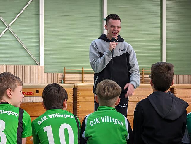 Qualle bei seinem Workshop in der Halle. 37 Kinder haben sich angemeldet.