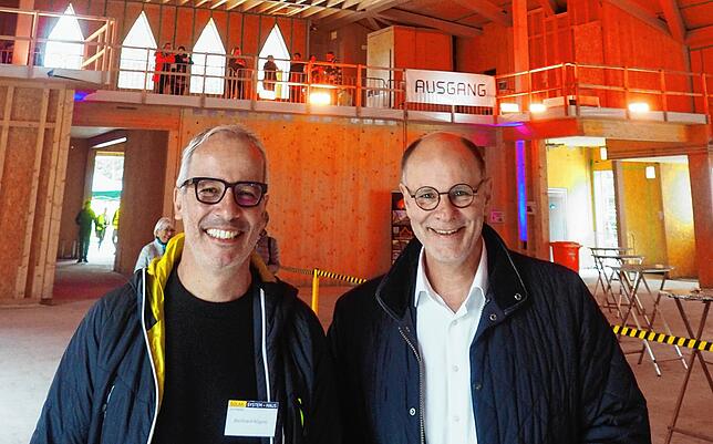Architekt Ben Nägele und OB Häusler freuten sich über die sehr positive Resonanz zum Hallenneubau.