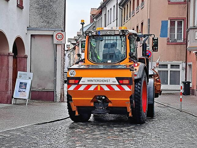Der Winterdienst hat am Vormittag des Mittwoch, 15. Januar, in der Villinger Innenstadt viel zu tun.