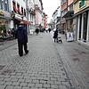 Noch am Montag, 3. Februar, sind die Spuren des Messerangriffs auf dem Kopfsteinpflaster in der Konstanzer Fußgängerzone sichtbar.