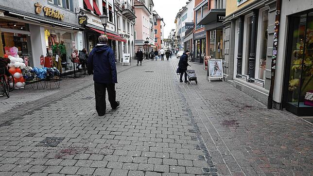 Noch am Montag, 3. Februar, sind die Spuren des Messerangriffs auf dem Kopfsteinpflaster in der Konstanzer Fußgängerzone sichtbar.