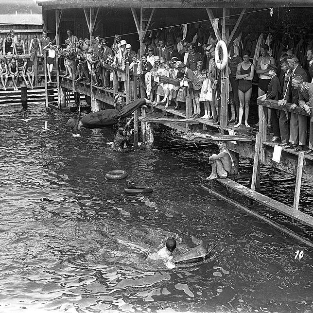 Ein Schwimmfest in der hölzernen Badeanstalt am Hafen, um 1935. Unzählige Besucher kamen zu dem Anlass.