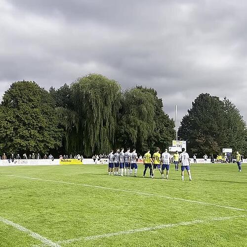 In der 36. Minute geht die Heimmannschaft durch einen sehenswerten Freistoß von Jannik Karg in Führung .