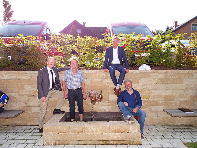 Ortsreferent Hubert Nadler, Narrenpräsident Thomas Barth, Bürgermeister Frank Amann und Kunstschmied Peter Klink (von links) übergaben ...