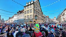 Was für eine Menschenmenge beim inoffiziellen Maschgerelauf. Abstand halten ist in der Oberen Straße und in der Rietstraße kaum noch ...