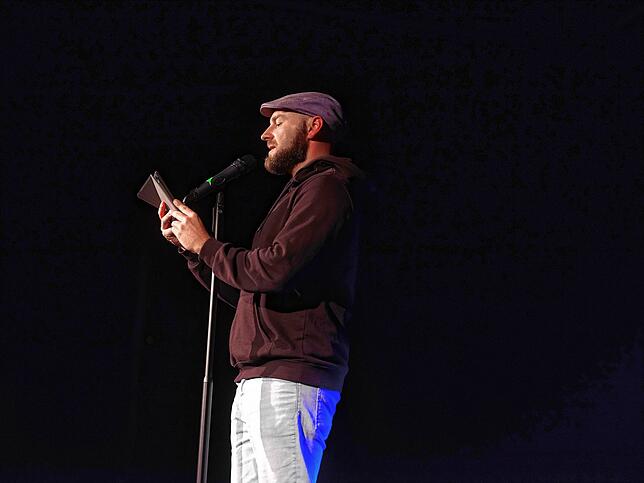 Marvin Suckut moderiert den Poetry Slam und trägt auch eigene Texte vor; wie den von &bdquo;Fla-mingoman&ldquo;.
