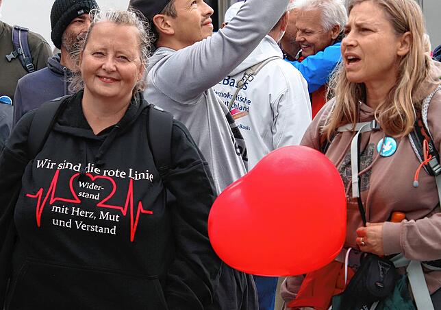 Dagmar Schoeler (links) aus Berlin fuhr für einen Tag nach Überlingen, in Erinnerung an die Friedenskette vor Corona, über die sie sagt: ...