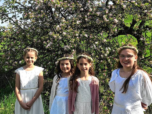 Die Erstkommunionkinder aus Achdorf Alexandra Welte (von links), Fabienne Hamburger, Rosalie Sosinski und Pauline Bader strahlen nach ...
