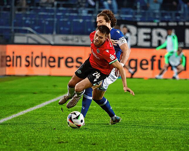 Angekommen: Bei der U23 von Hannover 96 ist Robin Kalem (vorn, beim 1:4 gegen Arminia Bielefeld) mit vier Treffern und vier Vorlagen in ...