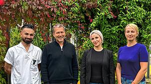 Im Einsatz für die Menschen im Seniorenzentrum Am Stadtpark: Pflegehelfer Sakvan Kamal Sadeq, Einrichtungsleiter Martin Hayer und die ...