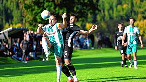 Der FC Gutmadingen mit Sören Seyfried (rechts/schwarzes Trikots) steht souverän an der Tabellenspitze.
