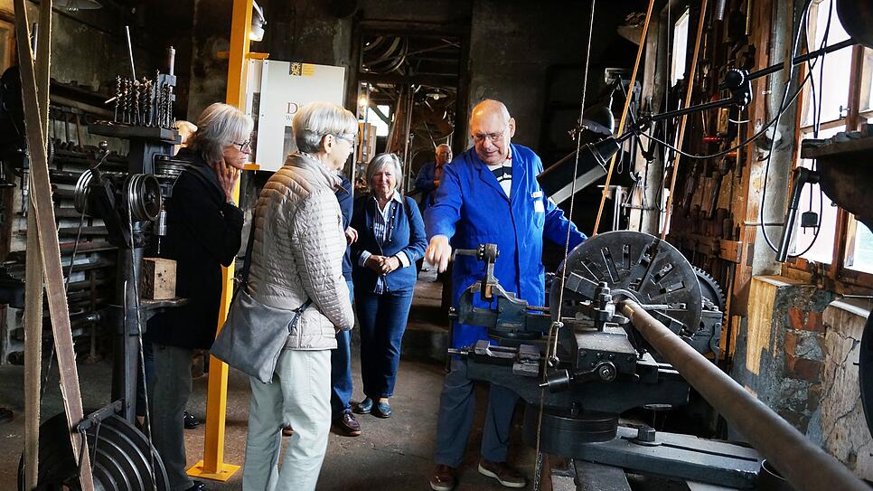Alles dreht sich und alles bewegt sich, sogar die große Hobelbank, wenn Peter Rütten Besucher durch die Tüftlerräume in Altheim führt.