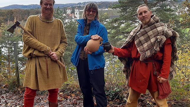 Gunnar und Björn von der Keltengruppe Heuneburg kochten am Altenburger Grillplatz mit Sylvia Baumgart vom Naturpark Schaffhausen.