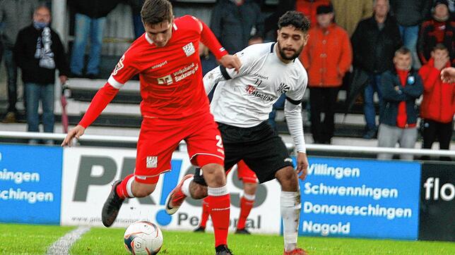 In etlichen Szenen vermochten sich die Villinger gegen die Gäste aus Backnang nicht entscheidend durchzusetzen. Hier schirmt TSG-Spieler ...