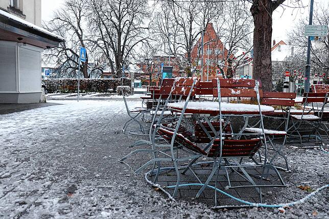 Der Kiosk an der Mühlenstraße ist aktuell wegen der Corona-Verordnung geschlossen. Die Gartenstühle erinnern an den Betrieb im Sommer ...