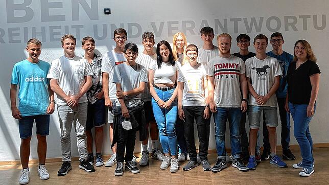 Ein Teil der Schüler der 11d vom Nellenburg-Gymnasium Stockach beantwortete Fragen zum internationalen Wettbewerb &bdquo;Mathematik ohne ...