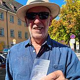 Norbert Schiller hat für 3 Euro einen Parkschein gelöst. Damit kann er eine Stunde sein Auto auf dem St. Stephansplatz parken.