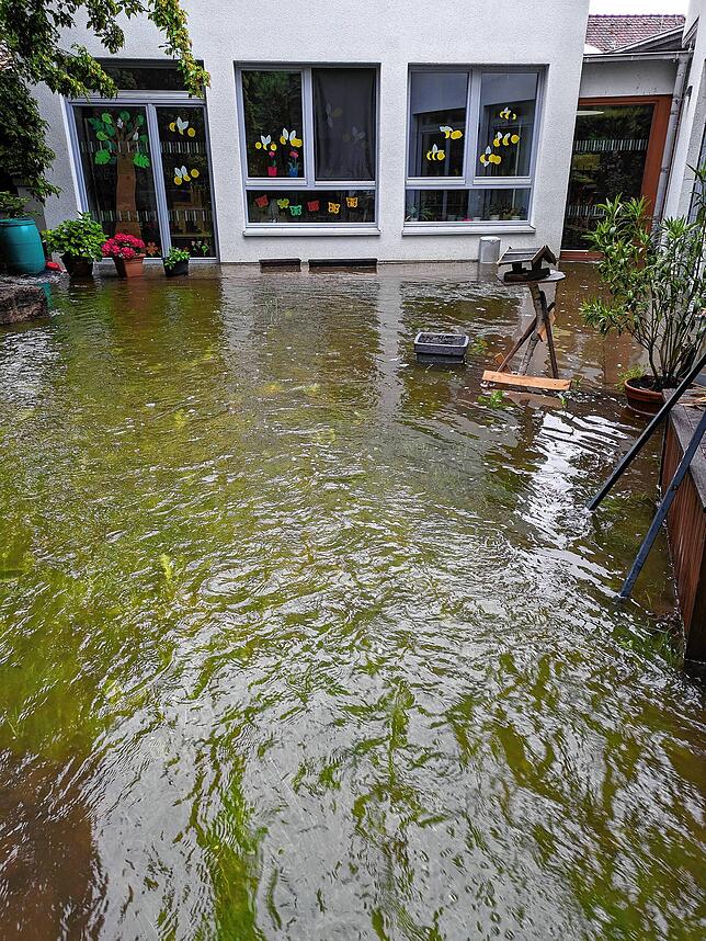 Das Kinderhaus in Konstanz-Wollmatingen ist auch betroffen. Die Feuerwehr Konstanz Pumpt fast 24 Stunden lang das Wasser aus dem Gebäude.