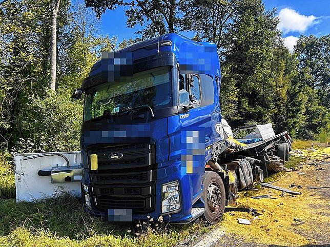 Der unfallbeteiligte Lastwagen.