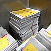 Ein Blick in die Wahlurne. Die Unterlagen von bisher etwa 6900 Briefwählern, sortiert in 50er-Bündeln, sind im Überlinger Torhaus ...