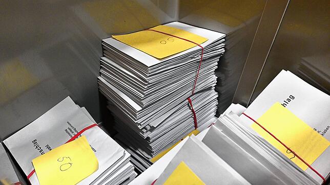 Ein Blick in die Wahlurne. Die Unterlagen von bisher etwa 6900 Briefwählern, sortiert in 50er-Bündeln, sind im Überlinger Torhaus ...