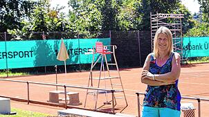 Anita Köster, zweite Vorsitzende des TC Altbirnau, vor dem sogenannten Platz 2. Dort entsteht gerade eine neue Zuschauerbank für ...