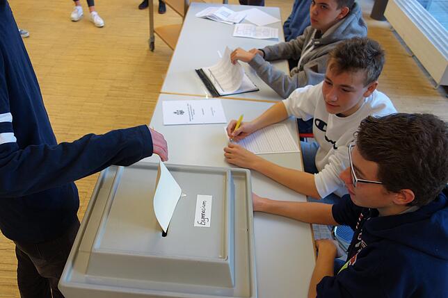 Im Gymnasium Überlingen wurde am Mittwoch gewählt. Die meisten kamen kurs- oder klassenweise in das Wahllokal mit Urne, ...