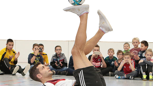 Egal, in welcher Position sich Patrick Bäurer auch befindet: Er beherrscht den Ball perfekt. Bild: Roger Müller