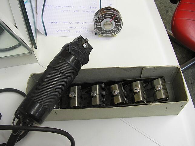 Von der Form her hat sich das Handwerkszeug, hier eine Schneidemaschine, kaum verändert.