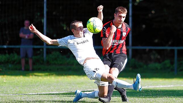 Luca Mauro (SC Gottmadingen-Bietingen) und Lukas Kaltenbach (FC Schonach) im Zweikampf beim Auftaktspiel in der Landesliga Staffel 3.
