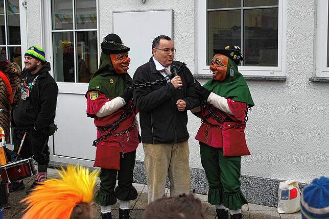 Klufterns Ortsvorsteher Michael Nachbaur in Ketten: Er hat normalerweise gar nicht so viel dagegen. Aber in diesem Jahr wird er in ...