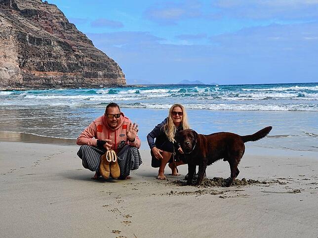 Rainer und Mareike Pohl mit Hund Yoko auf den Kanarischen Inseln. Seit dem 31. Dezember 2020 ist das Paar mit seinem Reisebus unterwegs.