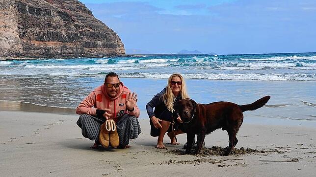 Rainer und Mareike Pohl mit Hund Yoko auf den Kanarischen Inseln. Seit dem 31. Dezember 2020 ist das Paar mit seinem Reisebus unterwegs.