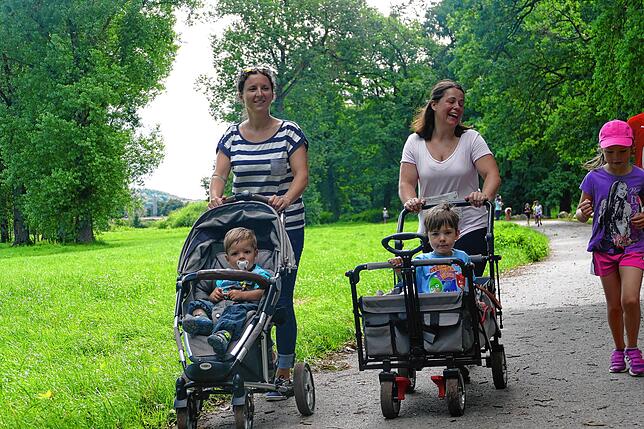 Die ebene Strecke durch die Natur sorgt auch mit Kinderwagen für Vergnügen: Karin Graf (von links) mit Sohn Pascal, Bettina Dannecker ...