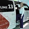 So sieht es aus, wenn künftig Fahrgäste einsteigen: Christine Maulshagen, Vorstand von Swiss Transit Lab, mit dem automatisierten ...