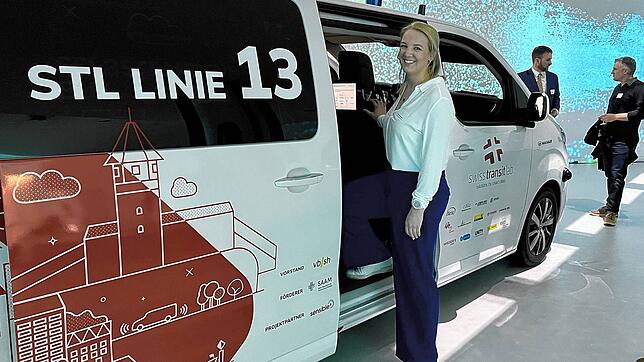 So sieht es aus, wenn künftig Fahrgäste einsteigen: Christine Maulshagen, Vorstand von Swiss Transit Lab, mit dem automatisierten ...