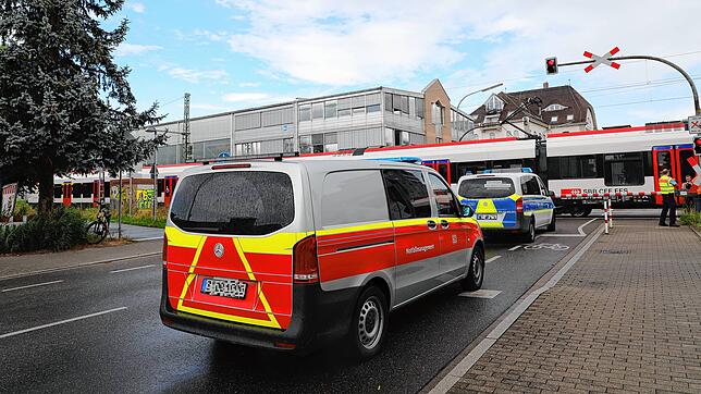 Die Bahnübergang an der Schneckenburgstraße war nach dem tödlichen Unfall stundenlang gesperrt. Die halbseitigen Schranken blieben ...