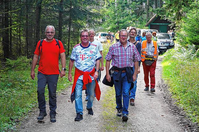 Von der Talheimer Hütte geht es nach der Bierverkostung weiter (von links): Rudi Meßmer, Alfred Hornung, Mani Nägele, Walter Nägele, ...