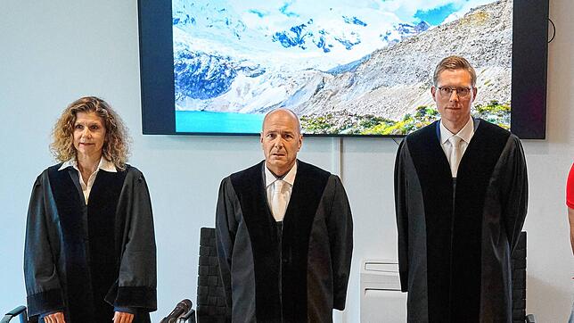 Astrid Henrichs, Richterin am Oberlandesgericht, Rolf Meyer, Vorsitzender Richter am Oberlandesgericht und Henning Kampf, Richter am ...