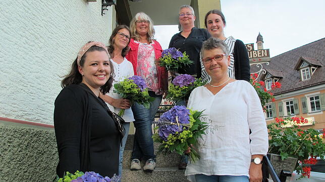 In der Hauptversammlung des Folktreff Bonndorf wurde Anna Schwenninger, bisher Beisitzerin, zur Schriftführerin gewählt (links). Zudem ...