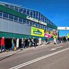 Bis zu drei Stunden warteten Impfwillige beim E-Center im Tiengener Industriegebiet, um sich beim Impfbus des Landkreises Waldshut ...