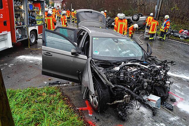 (Archivbild) Auch das Auto des Unfallverursachers Christoph B. ist schwer demoliert.