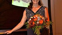 Mit Blumen am Klavier: Henriette Gärtner bei ihrem Konzert. Bild: Werner Fischer