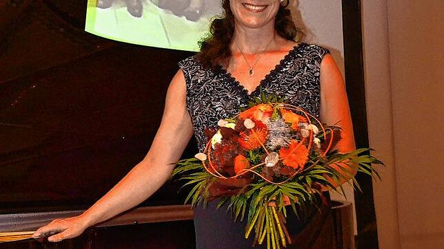 Mit Blumen am Klavier: Henriette Gärtner bei ihrem Konzert. Bild: Werner Fischer