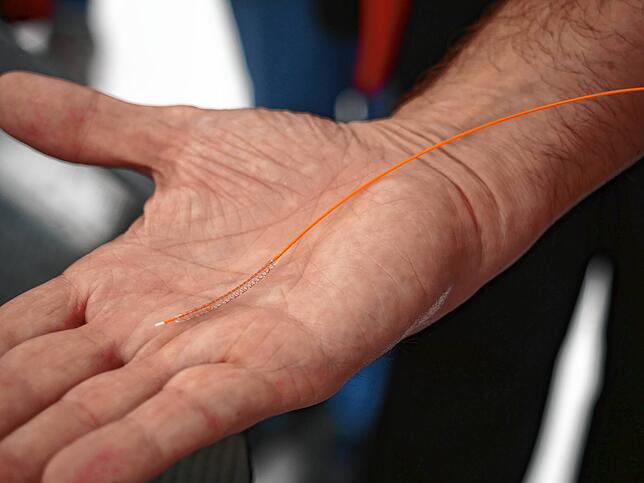 Zum Anfassen: Ein Stent, wie die Drahtgeflechte zwecks Offenhaltung von Blutgefäßen heißen.